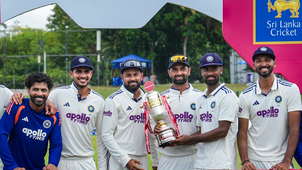കൊളംബോ ടെസ്റ്റിലെ സമനില ഇന്ത്യയുടെ ലോക ടെസ്റ്റ് ചാമ്പ്യന്‍ഷിപ്പ് ഫൈനല്‍ സാധ്യതകള്‍ക്ക് തിരിച്ചടി. ശ്രീലങ്കയ്‌ക്കെതിരായ പരമ്പര ആരംഭിക്കുന്നതിന് മുമ്പ് ഒമ്പത് മത്സരങ്ങളായിരുന്നു ലോക ടെസ്റ്റ് ചാമ്പ്യന്‍ഷിപ്പ് സൈക്കിളില്‍ ഇന്ത്യയ്ക്കുണ്ടായിരുന്നത്. പോയിന്റ് പട്ടികയിലെ ആദ്യ രണ്ട് സ്ഥാനങ്ങളിലൊന്ന് സ്വന്തമാക്കാന്‍ ഇതില്‍ കുറഞ്ഞത് ഏഴ്‌ ജയങ്ങളെങ്കിലും ആവശ്യമായിരുന്നു. ശ്രീലങ്കയ്‌ക്കെതിരായ ആദ്യ ടെസ്റ്റ് വിജയിച്ചത് ഇന്ത്യയുടെ പ്രതീക്ഷകളും ശക്തമാക്കി  (Image Credit Source: PTI).