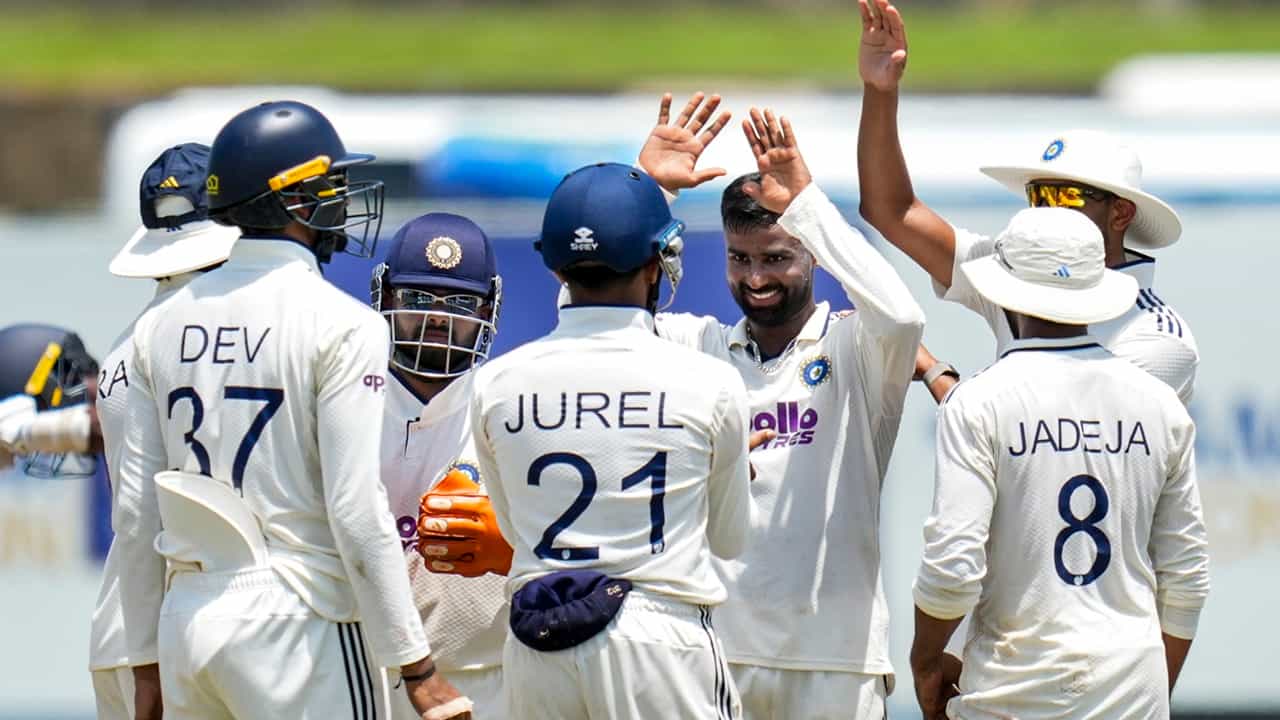 India vs Sri Lanka: കൊളംബോ ടെസ്റ്റില് 33-കാരന് അരങ്ങേറും? കുല്ദീപിന് പണി കിട്ടിയേക്കും India vs Sri Lanka: കൊളംബോ ടെസ്റ്റില് 33-കാരന് അരങ്ങേറും? കുല്ദീപിന് പണി കിട്ടിയേക്കും