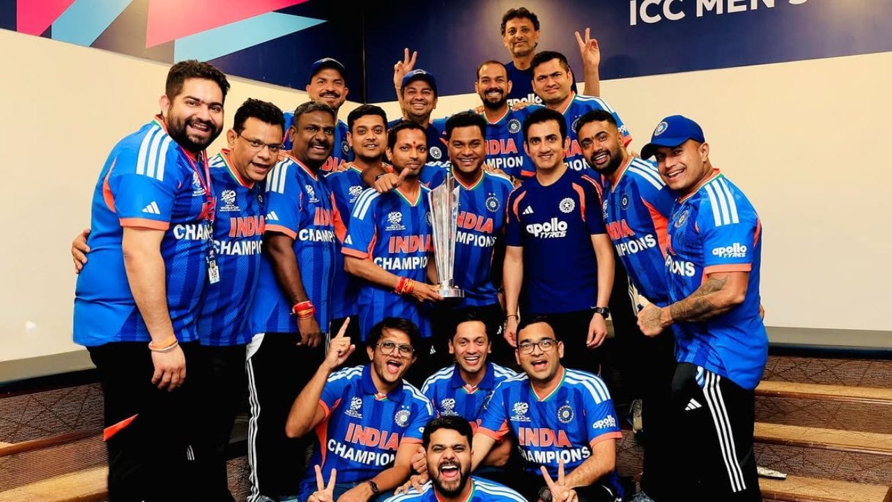 ഡ്രസ്സിംഗ് റൂമിൽ മത്സരശേഷം മികച്ച ഫീൽഡർക്ക് മെഡൽ നൽകുന്ന രീതിക്ക് തുടക്കമിട്ടത് ദിലീപായിരുന്നു. 2023 ഏകദിന ലോകകപ്പ് സമയത്ത് ഏറെ ശ്രദ്ധിക്കപ്പെട്ട ഈ രീതി കളിക്കാരിൽ വലിയ ആവേശവും ആരോഗ്യകരമായ മത്സരബുദ്ധിയും വളർത്തിയിരുന്നു. ഫീൽഡർക്ക് മെഡൽ നൽകുന്നത് ടീമിൽ വലിയ ആവേശവും ഒത്തൊരുമയുമാണ് ഉണ്ടാക്കിയതെന്നും അത് എന്നും തന്റെ ഹൃദയത്തിലുണ്ടാകുമെന്നും ദിലീപ് കുറിപ്പിൽ പറയുന്നുണ്ട്.