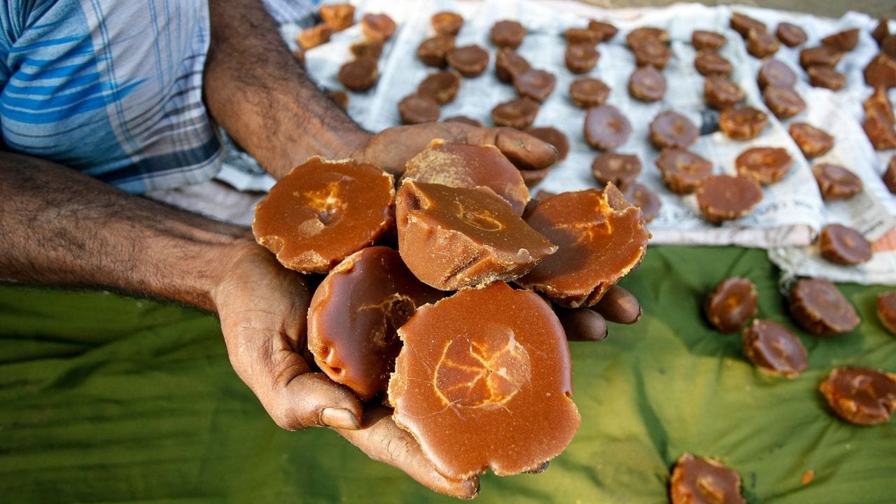 പഞ്ചസാരയെ വെളുത്ത വിഷം എന്നാണ് പൊതുവെ അറിയപ്പെടുന്നത്. ഇതാകട്ടെ ആരോഗ്യത്തിന് ഹാനികരമാണെന്ന് കരുതി പലരും പായസത്തിലും ചായയിലും മധുരപലഹാരങ്ങളിലും ശർക്കര ഉപയോഗിക്കുകയാണ് ചെയ്യുന്നത്. ഇങ്ങനെ ചെയ്യുന്നവരുടെ എണ്ണം ഇന്ന് വളരെ കൂടുതലാണ്. എന്നാൽ, ശർക്കര പൂർണ്ണമായും സുരക്ഷിതമാണോ? പോഷകാഹാര വിദഗ്ധർ ഇതിനെക്കുറിച്ച് നൽകുന്ന മുന്നറിയിപ്പുകൾ എന്താണെന്ന് പരിശോധിക്കാം. (Image Credit Source: Getty Images)