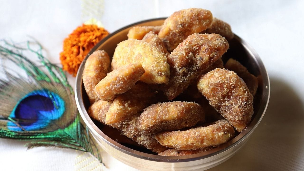പഞ്ചസാരയായലും ശർക്കരയായലും അവ രണ്ടും കരിമ്പിൽ നിന്നാണ് ഉത്പാദിപ്പിക്കുന്നത്. പഞ്ചസാര അമിതമായി റിഫൈൻ ചെയ്ത് കെമിക്കലുകൾ ചേർത്ത് സ്ഫടിക രൂപത്തിലാക്കുമ്പോൾ, ശർക്കര കുറഞ്ഞ സംസ്കരണ പ്രക്രിയയിലൂടെയാണ് തയ്യാറാക്കുന്നത്. പഞ്ചസാരയിൽ കലോറി അല്ലാതെ മറ്റ് പോഷകങ്ങളൊന്നുമില്ല. എന്നാൽ ശർക്കരയിൽ ഇരുമ്പ് , മഗ്നീഷ്യം, പൊട്ടാസ്യം, കാൽസ്യം തുടങ്ങിയ മിനറലുകൾ അടങ്ങിയിട്ടുണ്ട്.