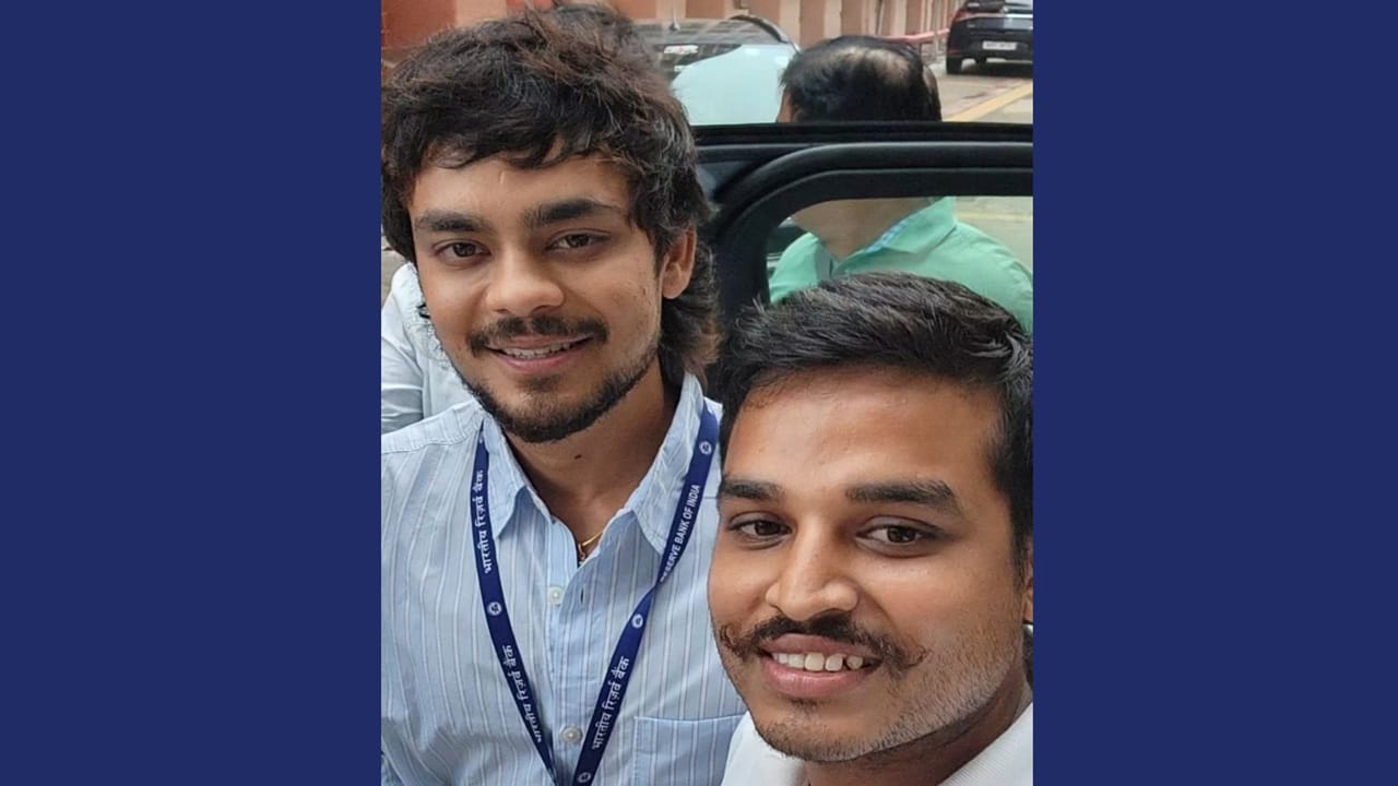 ആര്‍ബിഐയിലെ തന്റെ ജോലിയെക്കുറിച്ച് ഇഷാന്‍ കിഷനും ഒന്നും പറഞ്ഞിട്ടില്ല. 2017-ലാണ് കിഷന് ആര്‍ബിഐയില്‍ ജോലി ലഭിക്കുന്നത്. ആർബിഐ പട്നയിൽ അസിസ്റ്റന്റ് മാനേജരായി ജോലി ലഭിച്ചതായി അന്ന് റിപ്പോര്‍ട്ടുകള്‍ പ്രചരിച്ചിരുന്നു. ഇഷാന്‍ കിഷന് ലഭിക്കുന്ന ശമ്പളം എത്രയാണെന്ന് വ്യക്തമല്ല.