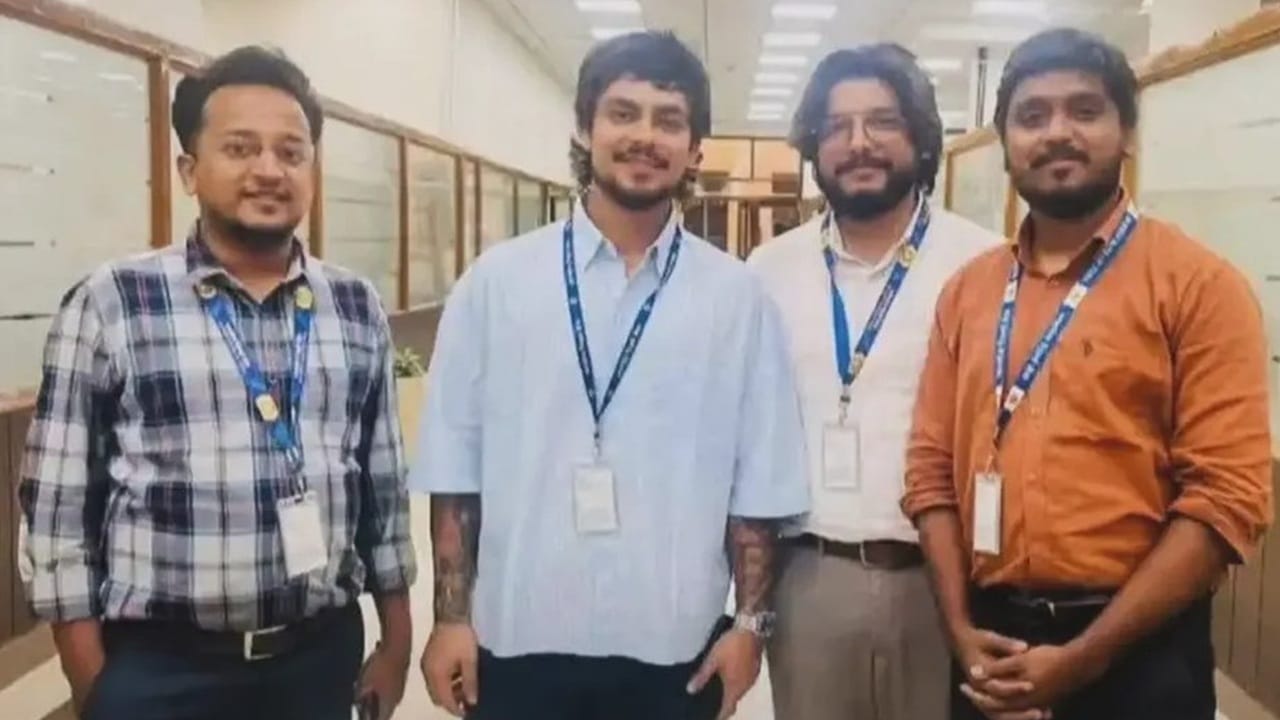 സ്പോർട്സ് ക്വാട്ടയിലാണ് കിഷനെ ആർബിഐ ജോലിയിൽ പ്രവേശിപ്പിച്ചത്. താൽക്കാലികമായാണ് താരം ബാങ്ക് ജോലിയിലേക്ക് മടങ്ങിയെത്തിയിരിക്കുന്നത്. പട്ന ശാഖയിൽ ഔദ്യോഗിക ഐഡി കാർഡ് ധരിച്ച് സഹപ്രവർത്തകരുമായി സംസാരിക്കുന്ന താരത്തിന്റെ ചിത്രങ്ങൾ സോഷ്യല്‍ മീഡിയയില്‍ വ്യാപകമായി പ്രചരിക്കുന്നുണ്ട്.  അദ്ദേഹത്തിന്റെ ചുമതലകളെക്കുറിക്കുറിച്ച് ആര്‍ബിഐ ഒന്നും പരസ്യമാക്കിയിട്ടില്ല.