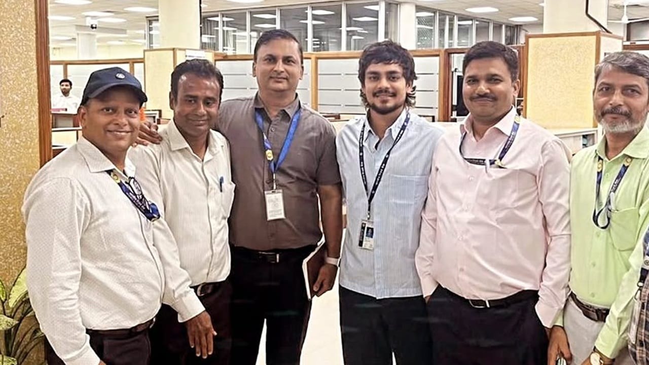 ഇത് ഇഷാന്‍ കിഷന്‍ ഇപ്പോള്‍ വാര്‍ത്തകളില്‍ ഇടം നേടുന്നത് ക്രിക്കറ്റുമായി ബന്ധപ്പെട്ടല്ല, മറിച്ച് ഒരു വൈറല്‍ ഫോട്ടോയുടെ പേരിലാണ്. ക്രിക്കറ്റില്‍ നിന്നും ലഭിച്ച ചെറിയ ഇടവേളയില്‍ താരം റിസര്‍വ് ബാങ്ക് ഓഫ് ഇന്ത്യ(ആര്‍ബിഐ)യില്‍ എത്തി അസിസ്റ്റന്റ് മാനേജരായി ജോലി ആരംഭിച്ചെന്നാണ് റിപ്പോര്‍ട്ട്. താരത്തിന്റേതെന്ന പേരില്‍ ചില ഫോട്ടോകള്‍ വൈറലാകുന്നുണ്ട്. ഇഷാന്‍ കിഷന്റെ രൂപസാദൃശ്യമുള്ള മറ്റാരെങ്കിലുമാണോയെന്ന സംശയം ആദ്യമുണ്ടായെങ്കിലും, ഇത് താരം തന്നെയാണെന്നാണ്‌ വിവിധ മാധ്യമ റിപ്പോര്‍ട്ടുകള്‍ സൂചിപ്പിക്കുന്നത് (Image Credit Source: X and PTI).