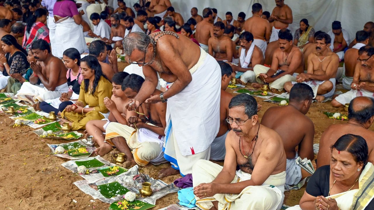 എന്നാൽ എല്ലാവരും ഒന്നിച്ച് ഒരു പ്രത്യേക ദിനത്തിൽ തങ്ങളുടെ പൂർവികർക്ക് വേണ്ടി ബലിതർപ്പണം നടത്തുന്ന ദിവസമാണ് കർക്കിടക വാവ്.കർക്കിടകം മാസത്തിൽ വരുന്ന വാവ് അല്ലെങ്കിൽ അമാവാസി നാളിൽ വരുന്ന കർക്കിടക വാവ് ആണ് ഇത്.ഈ ദിവസം ബലിതർപ്പണം നടത്തുന്നത് വളരെയധികം ശുഭകരമായി ആണ് കണക്കാക്കുന്നത്.
