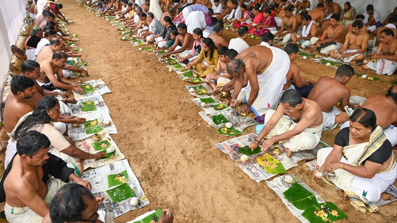 ഓഗസ്റ്റ് പന്ത്രണ്ടാം തീയതി കർക്കിടകവാവ് ആചരിക്കുന്ന പശ്ചാത്തലത്തിൽ ഓഗസ്റ്റ് പതിനൊന്നാം തീയതി അതായത് നാളെയാണ് ഒരിക്കൽ വ്രതം എടുക്കേണ്ടത്. നാളെ അതിരാവിലെ മുതൽ വ്രതം നോറ്റു തുടങ്ങണം. അതിനായി രാവിലെ എഴുന്നേറ്റ് കുളിച്ചതിനുശേഷം വേണം ഭക്ഷണം കഴിക്കാൻ മാത്രമല്ല അരി ഭക്ഷണം കഴിക്കരുത്. ധാന്യങ്ങളോ പഴവർഗ്ഗങ്ങളോ കിഴങ്ങ് വർഗ്ഗങ്ങളോ ആണ് കഴിക്കേണ്ടത്.