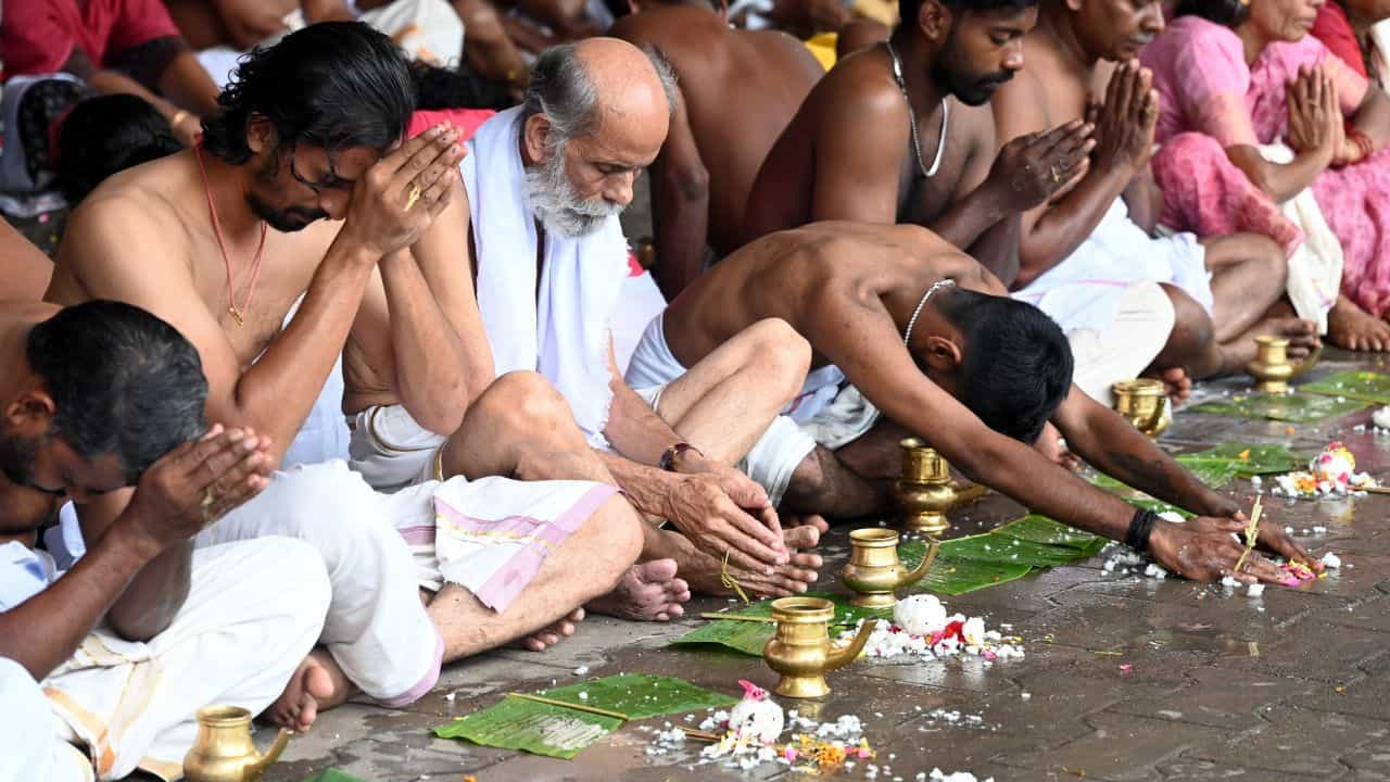 Karkidaka Vavu 2026: ഇന്ന് കർക്കിടക വാവ്; പിതൃമോക്ഷ പുണ്യത്തിനായി വിശ്വാസികൾ ബലിതർപ്പണം നടത്തുന്നു