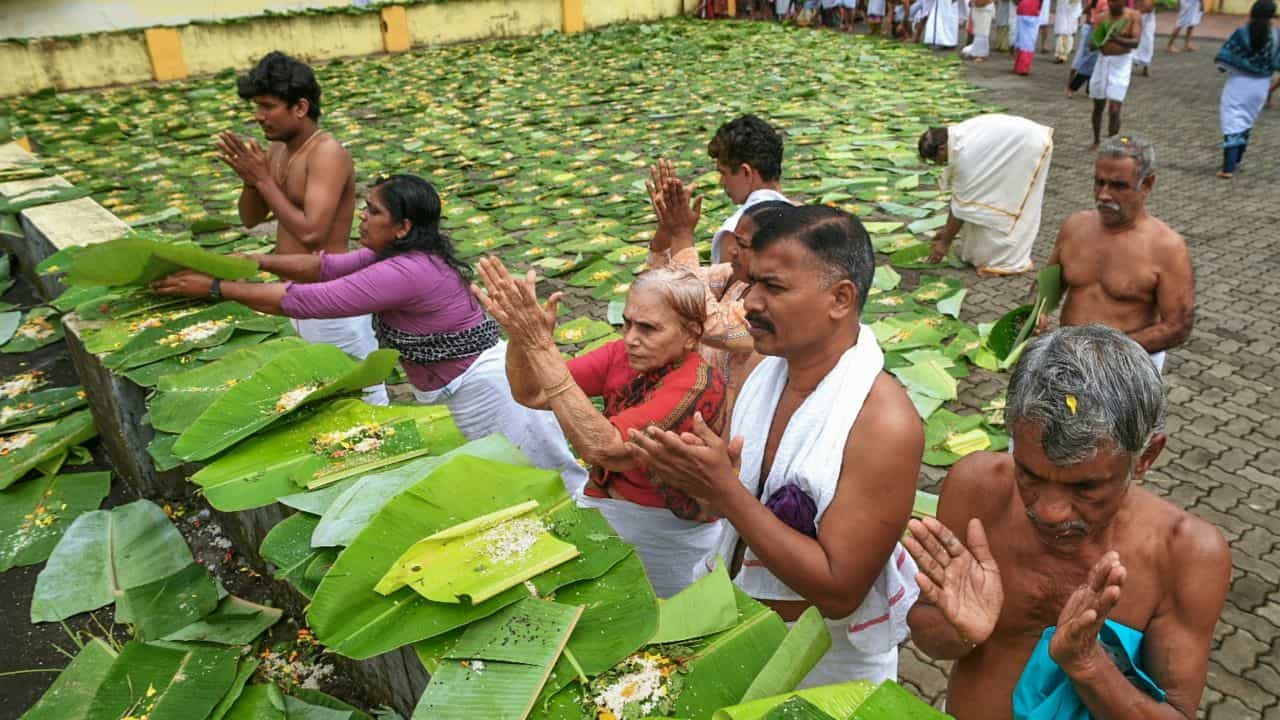 karkidaka vavu 2026: കർക്കിടക വാവുബലിയുടെ ആചാരങ്ങളും പ്രാധാന്യവും അറിയാം! karkidaka vavu 2026: കർക്കിടക വാവുബലിയുടെ ആചാരങ്ങളും പ്രാധാന്യവും അറിയാം!