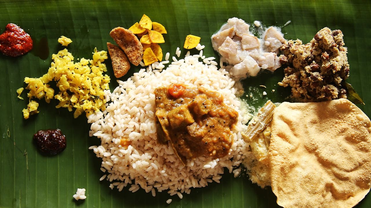 വിഭവസമൃദ്ധമായ ഓണസദ്യയ്ക്ക് ശേഷം ബാക്കിവരുന്ന കറികൾ എങ്ങനെ കേടുകൂടാതെ സൂക്ഷിക്കും എന്നത് പലരുടെയും സംശയമാണ്. ഫ്രിഡ്ജിൽ വെച്ചാൽ കറികളുടെ തനിമയാർന്ന രുചിയും മണവും നഷ്ടപ്പെടുമോ എന്ന ഭയവും വേറെ. എന്നാൽ ചില ലളിതമായ കാര്യങ്ങൾ ശ്രദ്ധിച്ചാൽ ഫ്രിഡ്ജിൽ വെച്ചും വെക്കാതെയും ഓണക്കറികൾ ദിവസങ്ങളോളം ഫ്രഷ് ആയി സൂക്ഷിക്കാവുന്നതാണ്. (Image Credit Source: Getty Images)

