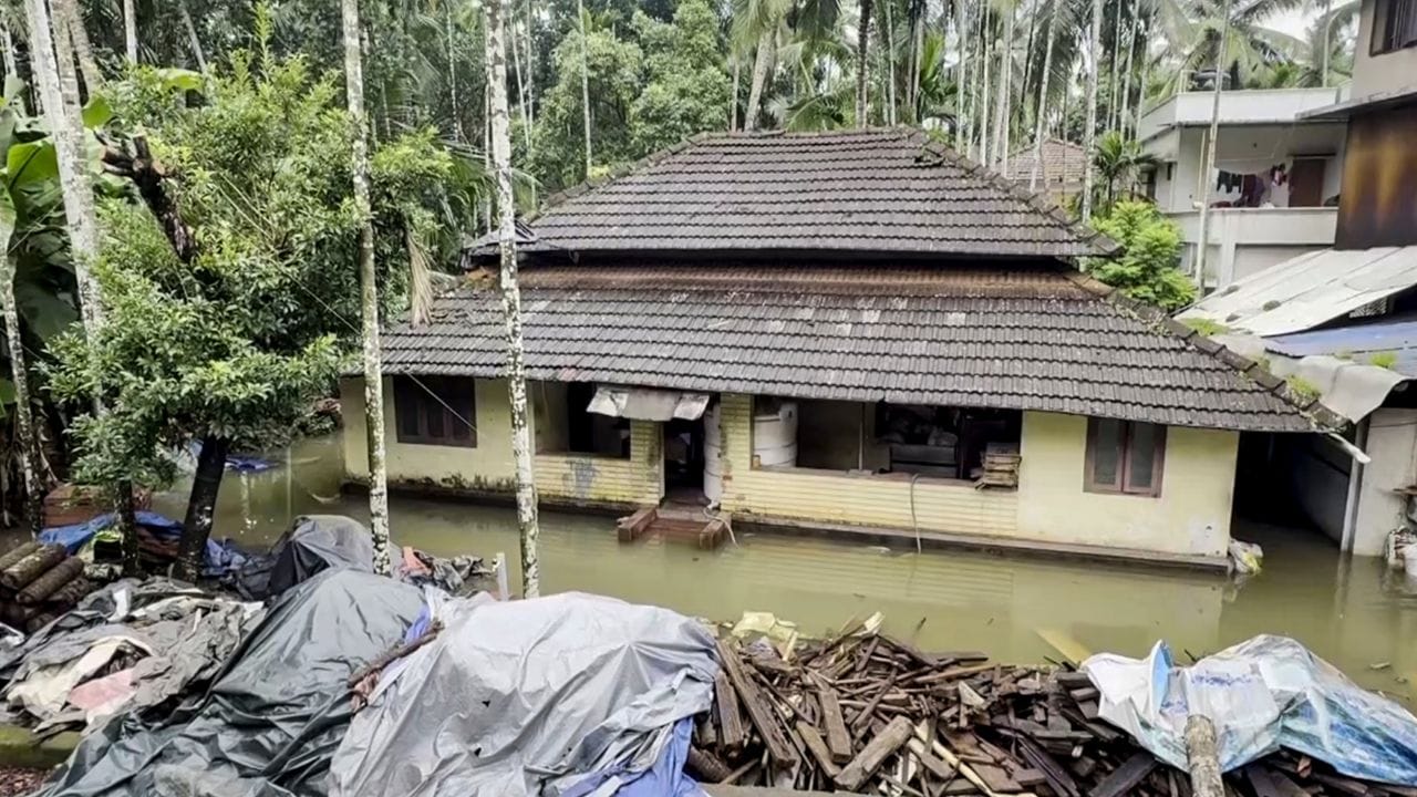 മഴ കുറയുന്ന സാഹചര്യത്തിൽ കയറിയ വെള്ളം പിൻവലിയുമ്പോൾ സ്വന്തം വീട്ടിലേക്ക് മടങ്ങാനായാണ് പലരുടെയും കാത്തിരിപ്പ്. തിരിച്ചെത്തുമ്പോൾ വീട്ടിൽ എന്തെല്ലാം ദുരിതങ്ങളാണ് തങ്ങളെ കാത്തിരിക്കുന്നത് എന്ന ടെൻഷനിൽ ആയിരിക്കും ഇപ്പോൾ പലരും. എന്നാൽ മടങ്ങുമ്പോൾ ചില കാര്യങ്ങൾ ശ്രദ്ധിച്ചിട്ടില്ലെങ്കിൽ നിങ്ങളുടെ ആരോഗ്യത്തിനും അതുപോലെ ജീവനും പോലും അപകടത്തിൽ ആകാം. അതിനാൽ വെള്ളം കയറിയ വീട്ടിൽ തിരിച്ച് പോകുമ്പോൾ ശ്രദ്ധിക്കേണ്ട കാര്യങ്ങളെ കുറിച്ചാണ് ഇവിടെ പറയുന്നത്.