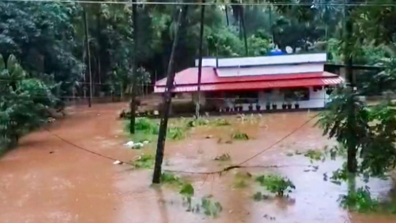 പ്രധാനമായും വീടിന്റെ ചുറ്റുപാടും മേൽക്കൂരയും എല്ലാം നന്നായി ശ്രദ്ധിക്കുക. കെട്ടിടത്തിന് എന്തെങ്കിലും കേടുപാടുകൾ സംഭവിച്ചിട്ടുണ്ടോ വിള്ളൽ സംഭവിച്ചിട്ടുണ്ടോ എന്ന് നോക്കി ഉറപ്പുവരുത്തേണ്ടതാണ്. കാരണം ഏറെ ദിവസങ്ങളോളം വെള്ളത്തിൽ കിടന്നു കഴിഞ്ഞാൽ കെട്ടിടത്തിന് ബലക്ഷയം സംഭവിക്കുകയും തകർന്നു വീഴുവാനും സാധ്യതയുണ്ട്. അതിനാൽ അപകടസാധ്യത മുന്നിൽ കണ്ടാൽ ഒരിക്കലും കെട്ടിടത്തിന് അകത്തേക്ക് കയറരുത്.