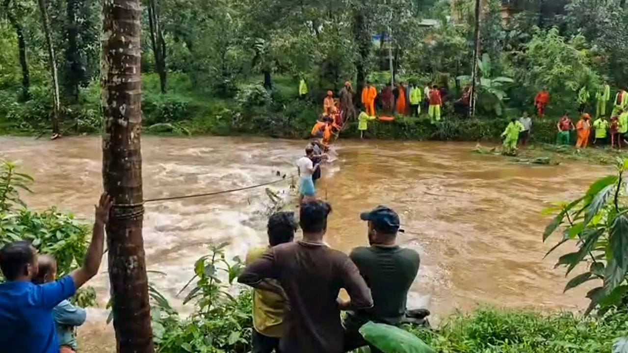 വെള്ളം കെട്ടിക്കിടക്കുക എന്ന് പറഞ്ഞാൽ വെള്ളം മാത്രമായിരിക്കില്ല പലവിധത്തിലുള്ള വിഷജന്തുക്കൾ, പാമ്പ്, തേള് എന്നിങ്ങനെയുള്ളവയും വെള്ളത്തോടൊപ്പം വീട്ടിലേക്ക് കടന്നു വരാനുള്ള സാധ്യതയുണ്ട്. എന്നാൽ ഇവ ഒന്നും വെള്ളം വലിഞ്ഞു പോകുമ്പോൾ തിരിച്ചു പോകണമെന്നില്ല. നിങ്ങളുടെ വീടിന്റെ മുക്കിലും മൂലയിലും എല്ലാം അവ പതിയിരിക്കും അതിനാൽ അകത്തോട്ട് കയറുമ്പോൾ സൂക്ഷ്മതയോടെ വേണം കയറുവാൻ പകൽ സമയത്ത് വീട്ടിനുള്ളിലേക്ക് ചെല്ലുന്നതായിരിക്കും ഏറ്റവും ഉത്തമം.