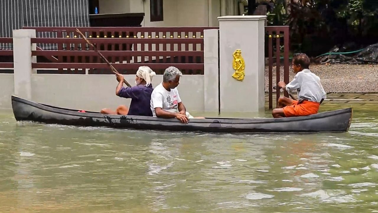 പ്രളയം കഴിഞ്ഞു വീട്ടിലേക്ക് എത്തിയാൽ ഒരിക്കലും മെയിൻ സ്വിച്ച് ഓൺ ചെയ്യരുത്. കെഎസ്ഇബി ഉദ്യോഗസ്ഥരോ ഇലക്ട്രീഷ്യനോ പരിശോധിച്ചതിനുശേഷം മാത്രം വൈദ്യുതി ബന്ധം പുനസ്ഥാപിക്കുക. ഗ്യാസ് സിലിണ്ടർ കത്തിക്കുമ്പോഴും സൂക്ഷിക്കണം വെള്ളപ്പൊക്കത്തിൽ കിടന്ന ഗ്യാസ് ആണെങ്കിൽ തീർച്ചയായും ലീക്ക് സംഭവിച്ചിട്ടുണ്ടോ എന്ന് പരിശോധിക്കേണ്ടതാണ്. ഗ്യാസിന്റെ മണം തോന്നുന്നുണ്ടെങ്കിൽ ഒരിക്കലും റെഗുലേറ്റർ ഓൺ ചെയ്യരുത് വൈദ്യുതി പുനസ്ഥാപിക്കുന്നത് മുന്നേയും ഇവ ശ്രദ്ധിക്കണം. മെഴുകോ മറ്റോ കത്തിക്കുവാനും ശ്രമിക്കരുത്.