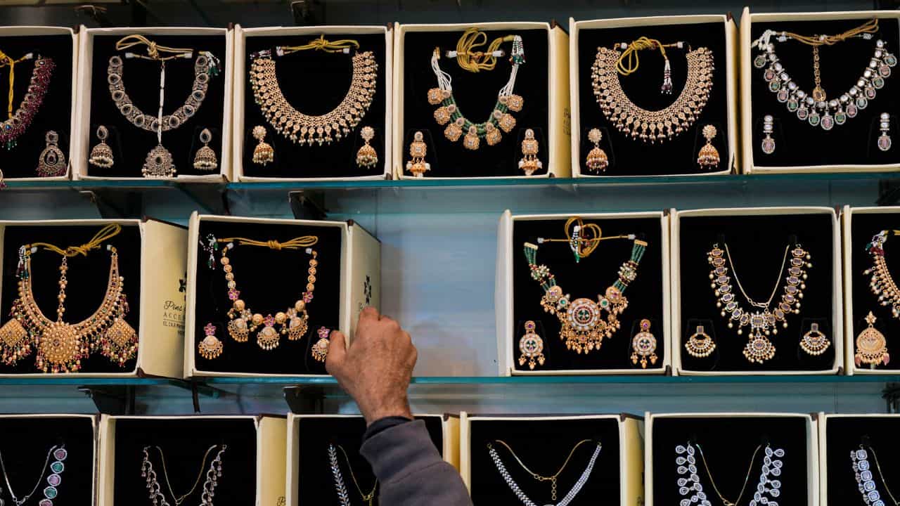 Kerala Gold Rate: പൊന്നിനെ പിടിച്ചാല് കിട്ടില്ല കേട്ടോ!; കേരളത്തിലെ സ്വര്ണവില Kerala Gold Rate: പൊന്നിനെ പിടിച്ചാല് കിട്ടില്ല കേട്ടോ!; കേരളത്തിലെ സ്വര്ണവില