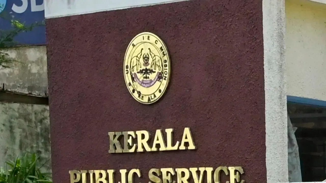 പരീക്ഷാ തീയതിയില് സ്വന്തം വിവാഹം നടന്ന ഉദ്യോഗാര്ത്ഥികള് തെളിവുസഹിതം അപേക്ഷിക്കണം. അടുത്ത ബന്ധുക്കളുടെ മരണം മൂലം പരീക്ഷ എഴുതാന് കഴിയാത്തവര്ക്കും രേഖകള് സഹിതം അപേക്ഷിക്കാം. പത്തനംതിട്ട, കോട്ടയം, ഇടുക്കി ജില്ലകളില് ഓഗസ്ത് ഒന്നിനെ കനത്ത മഴ മൂലം പരീക്ഷ എഴുതാനാകാത്ത ഉദ്യോഗാര്ത്ഥികള് രേഖകള് സഹിതം അപേക്ഷിക്കണം. ഓഗസ്ത് 22-ന് രാവിലെ 10.30 മുതല് 12.05 വരെ നടക്കുന്ന പരീക്ഷയിലാണ് അവസരം.