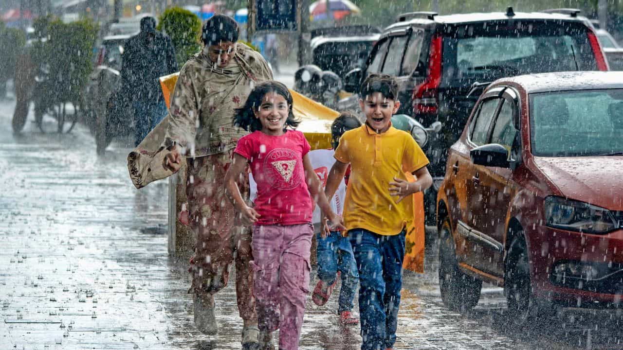 Kerala School Holiday: മഴ വിട്ടൊഴിയില്ല...9 ജില്ലകളില് ഓറഞ്ച് അലര്ട്ട്; സ്കൂളില് പോകേണ്ട അവധിയാണ് Kerala School Holiday: മഴ വിട്ടൊഴിയില്ല...9 ജില്ലകളില് ഓറഞ്ച് അലര്ട്ട്; സ്കൂളില് പോകേണ്ട അവധിയാണ്