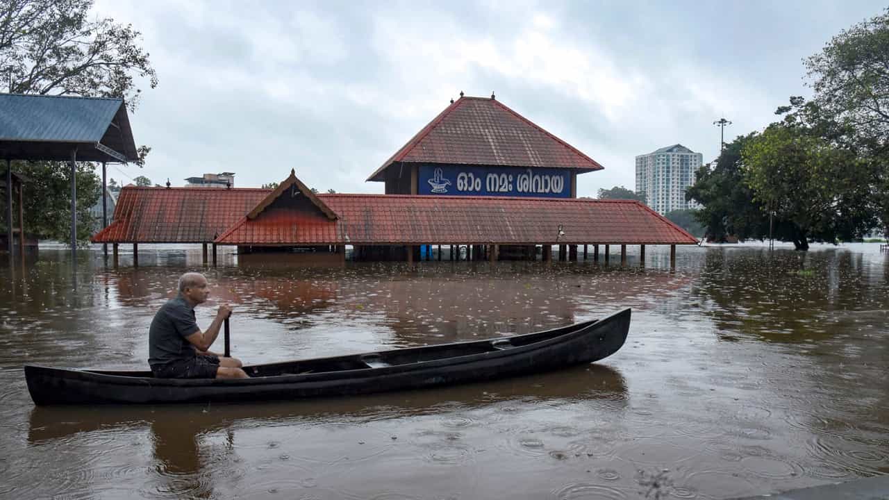Kerala Rain Alert: പെയ്തൊഴിയാതെ പെരുമഴ; എട്ട് ജില്ലകളില് റെഡ് അലര്ട്ട് Kerala Rain Alert: പെയ്തൊഴിയാതെ പെരുമഴ; എട്ട് ജില്ലകളില് റെഡ് അലര്ട്ട്