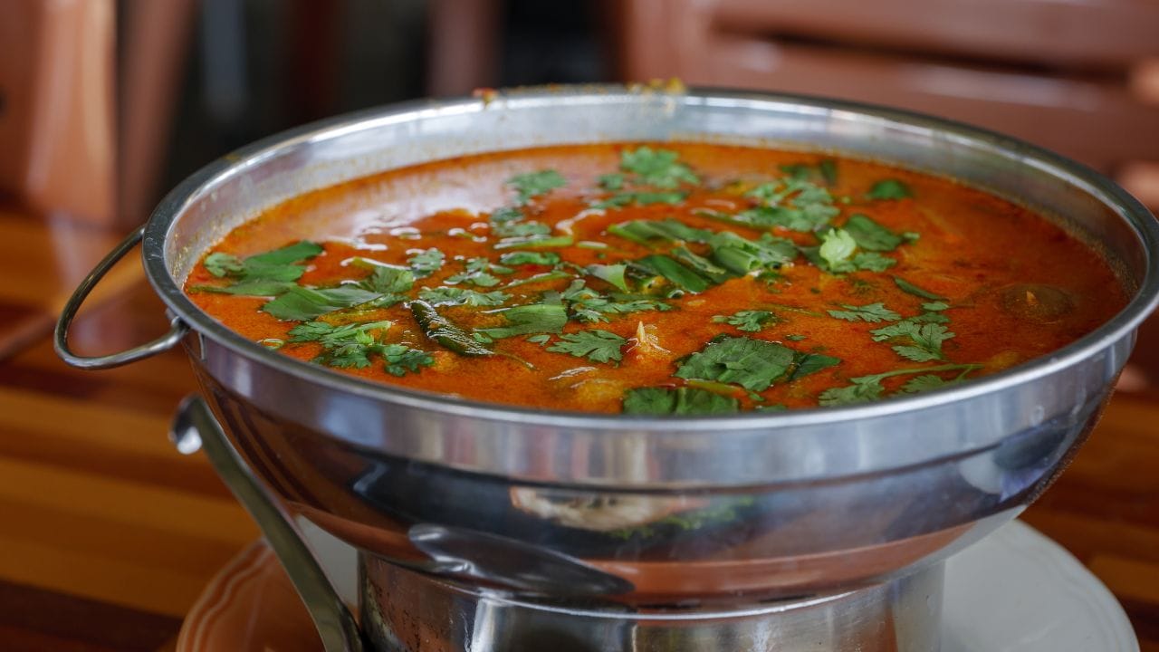 ഒരു പാത്രത്തിൽ അരിഞ്ഞു വെച്ച തക്കാളി, പച്ചമുളക്, കുതിർത്ത പുളിവെള്ളം, മഞ്ഞൾപ്പൊടി, ഉപ്പ്, രണ്ട് കപ്പ് വെള്ളം എന്നിവ ചേർത്ത് തക്കാളി നന്നായി വെന്തുടയുന്നത് വരെ തിളപ്പിക്കുക. തക്കാളി വെന്ത ശേഷം ചതച്ച വെളുത്തുള്ളിയും വീട്ടിൽ തയ്യാറാക്കി വെച്ച രസം പൊടിയും ചേർക്കുക. രസം പൊടി ചേർത്ത ശേഷം വീണ്ടും തിളച്ച് മറിഞ്ഞു പോകരുത്. രസം നന്നായി തിളച്ചു പതഞ്ഞു വരുമ്പോൾ തന്നെ തീ കുറച്ച് മല്ലിയിലയും കറിവേപ്പിലയും ഒരു നുള്ള് കായപ്പൊടിയും വിതറി അടുപ്പിൽ നിന്നും വാങ്ങിവെക്കുക.