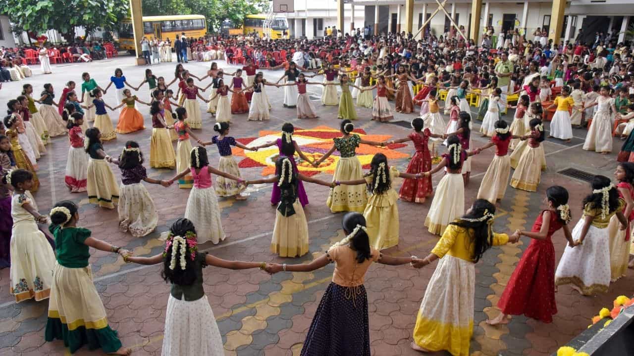 Kerala School Reopening: ഓണാവധി കഴിഞ്ഞ് സ്കൂളുകൾ 31ന് തുറക്കും; മാറ്റിവച്ച പരീക്ഷ എപ്പോൾ? Kerala School Reopening: ഓണാവധി കഴിഞ്ഞ് സ്കൂളുകൾ 31ന് തുറക്കും; മാറ്റിവച്ച പരീക്ഷ എപ്പോൾ?