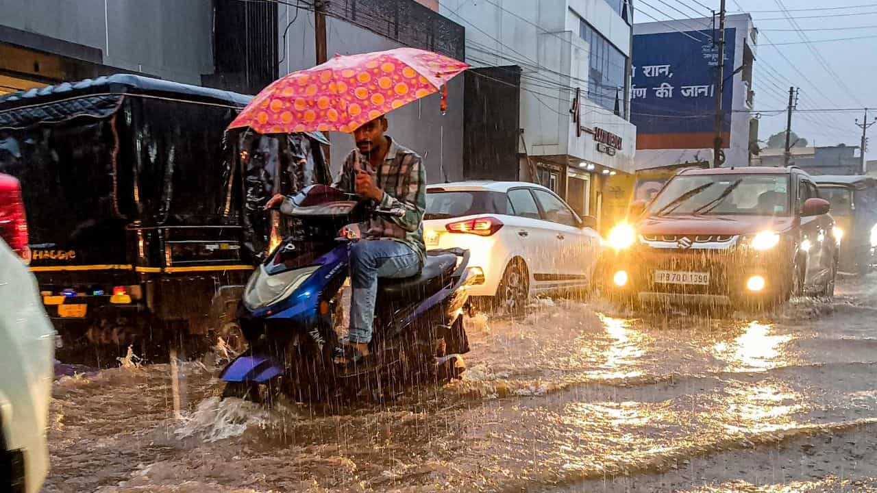 Kerala Weather Update: ആറ് ജില്ലകളില് അതിതീവ്ര മഴ മുന്നറിയിപ്പ്; ഓറഞ്ച് അലര്ട്ടില് കേരളം, ഫോണുകളിലേക്ക് ജാഗ്രതാ നിര്ദേശമെത്തി Kerala Weather Update: ആറ് ജില്ലകളില് അതിതീവ്ര മഴ മുന്നറിയിപ്പ്; ഓറഞ്ച് അലര്ട്ടില് കേരളം, ഫോണുകളിലേക്ക് ജാഗ്രതാ നിര്ദേശമെത്തി