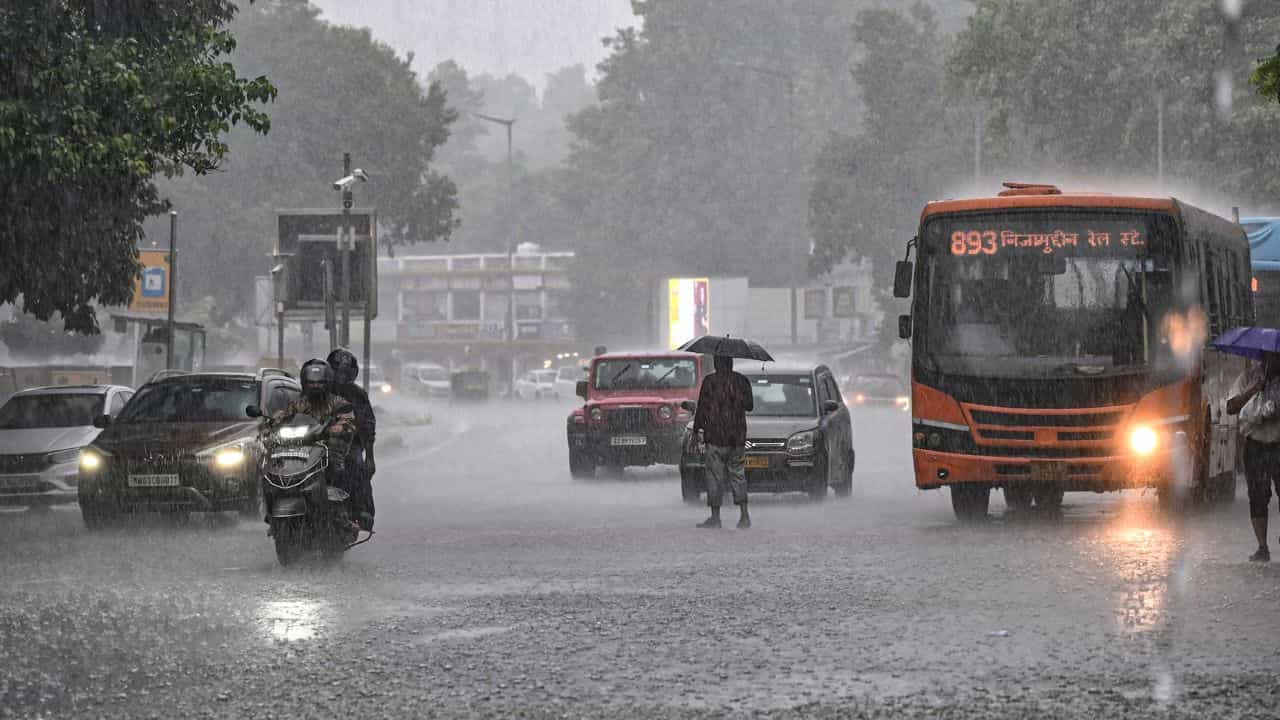 Kerala Weather Update: കേരളത്തെ വലച്ച് കാലവര്ഷം; ഈ ജില്ലകളിൽ അതിതീവ്ര മഴ മുന്നറിയിപ്പ് Kerala Weather Update: കേരളത്തെ വലച്ച് കാലവര്ഷം; ഈ ജില്ലകളിൽ അതിതീവ്ര മഴ മുന്നറിയിപ്പ്