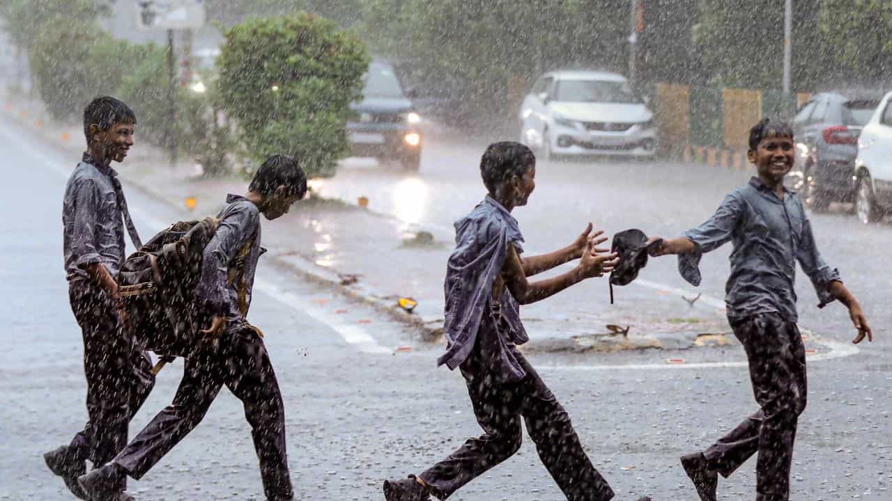 Kerala Rain Holiday: അതിതീവ്ര മഴയൊഴിഞ്ഞു, പക്ഷെ ഇന്നും അവധിയുണ്ട്; കുട്ടികള്ക്ക് സ്കൂളില് പോകേണ്ടാ Kerala Rain Holiday: അതിതീവ്ര മഴയൊഴിഞ്ഞു, പക്ഷെ ഇന്നും അവധിയുണ്ട്; കുട്ടികള്ക്ക് സ്കൂളില് പോകേണ്ടാ