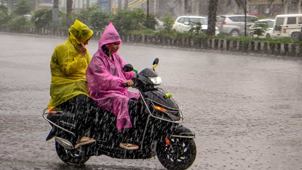 Kerala Weather Update: മഴ മാറിയിട്ടില്ല..! നാളെ യെല്ലോ അലർട്ട്; ഈ ജില്ലകളിൽ മുന്നറിയിപ്പ്