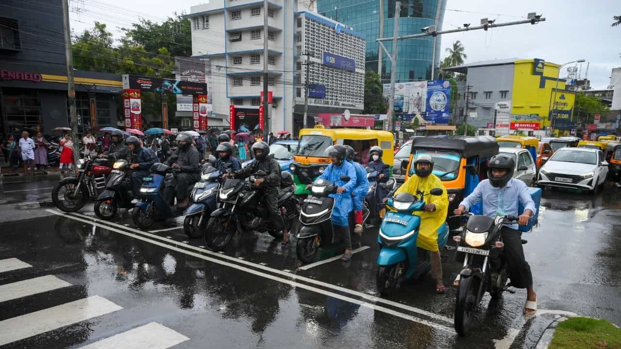 Kerala Weather Update: ഇന്ന് എവിടെയൊക്കെ മഴ കിട്ടും? വരും മണിക്കൂറുകളിൽ മഴയ്ക്കും കാറ്റിനും സാധ്യത! Kerala Weather Update: ഇന്ന് എവിടെയൊക്കെ മഴ കിട്ടും? വരും മണിക്കൂറുകളിൽ മഴയ്ക്കും കാറ്റിനും സാധ്യത!