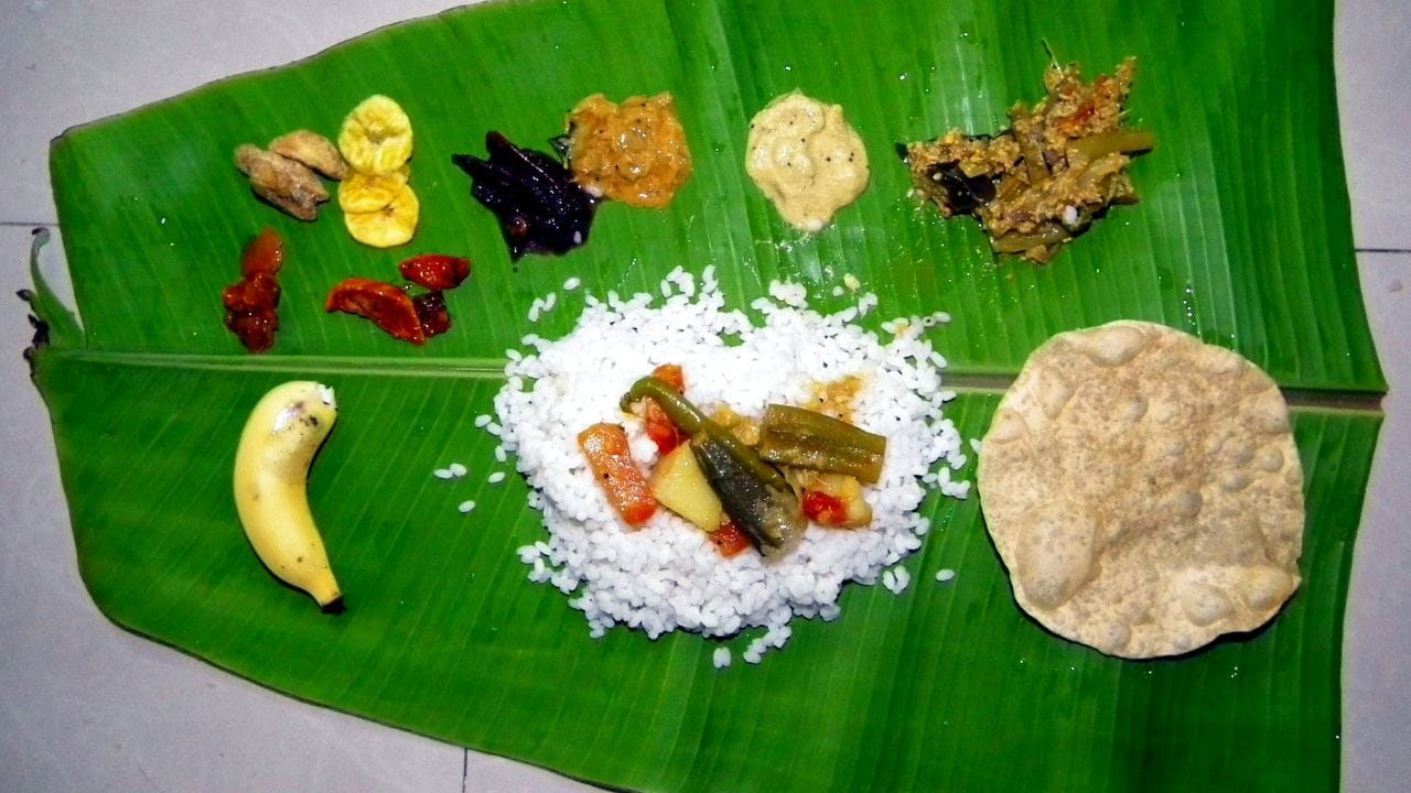 തേങ്ങ ചേർത്ത കറികൾ (അവിയൽ, തോരൻ, കാളൻ): തേങ്ങ ചേർത്ത വിഭവങ്ങൾ പെട്ടെന്ന് കേടാകും. അതിനാൽ ഇവ ചൂടാറിയ ശേഷം ഉടൻ തന്നെ എയർടൈറ്റ് പാത്രങ്ങളിലാക്കി ഫ്രിഡ്ജിൽ സൂക്ഷിക്കുക. അതുപോലെ തന്നെ കഴിക്കാൻ എടുക്കുമ്പോൾ മുഴുവനും എടുത്ത് പുറത്തുവെക്കാതെ, ആവശ്യത്തിനുള്ളത് മാത്രം എടുത്ത് ചൂടാക്കി വേണം കഴിക്കാൻ. വീണ്ടും വീണ്ടും ചൂടാക്കിയാൽ രുചി മാറും.
