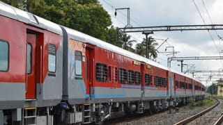Railway Update : യാത്രക്കാരുടെ ശ്രദ്ധയ്ക്ക്, സ്റ്റേഷനിലേക്ക് ഇപ്പോ പോകണ്ട! ബെംഗളൂരുവിലേക്കുള്ള ട്രെയിൻ നാലര മണിക്കൂർ ലേറ്റാണ്