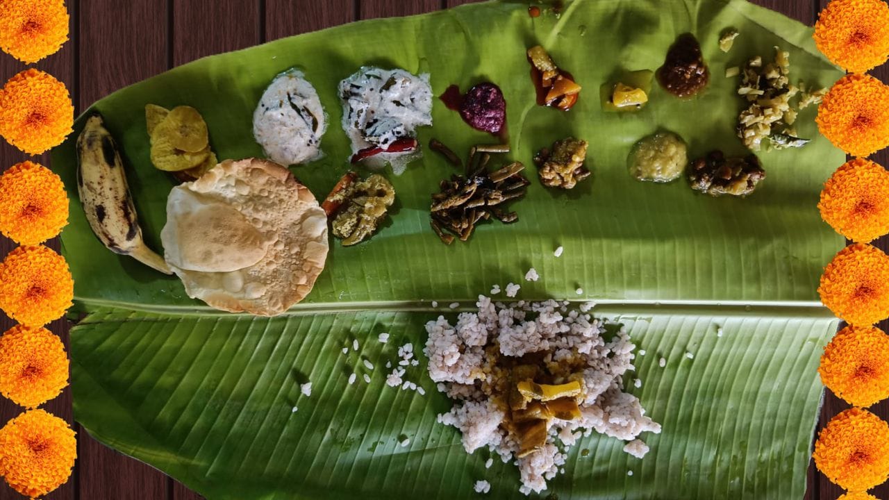 18 വിഭവങ്ങളുള്ള ഓണസദ്യയ്ക്ക് 170 രൂപയാണ് വില നല്കേണ്ടത്. 21 കൂട്ടങ്ങളുള്ളതിന് 200 രൂപയും 24 വിഭവങ്ങളുള്ളതിന് 230 രൂപയും വില നല്കാം. ഉത്രാടം, തിരുവോണം, അവിട്ടം, ചതയം എന്നീ ദിവസങ്ങളിലും 170, 200, 230 രൂപ നിരക്കില് സദ്യ വാങ്ങിക്കാം. അഞ്ച് കിലോമീറ്റര് പരിധിവരെ സൗജന്യ ഡെലിവറിയാണ് കുടുംബശ്രീ വാഗ്ദാനം ചെയ്യുന്നത്.