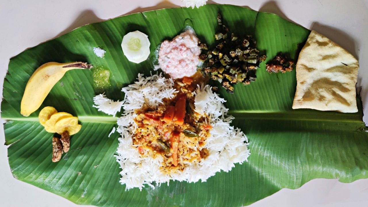 ഈ ഓണത്തിന് സദ്യ കഴിക്കാന് നിങ്ങള്ക്ക് കുടുംബശ്രീയെ ആശ്രയിക്കാം. 21 കൂട്ടം കറികളുമായി ഓണസദ്യയൊരുക്കുകയാണ് കുടുംബശ്രീ. കഫേ യൂണിറ്റുകള് വഴി രുചികരമായ സദ്യ എല്ലാവരിലേക്കും എത്തിക്കുക എന്ന ലക്ഷ്യത്തോടെയാണ് പദ്ധതി നടപ്പാക്കുന്നത്. 18 കൂട്ടം കറികളുമായുള്ള സാധാരണ സദ്യ മുതല് 24 കൂട്ടം വരെയുള്ള സദ്യ വരെ കുടുംബശ്രീ ഒരുക്കുന്നുണ്ട്.