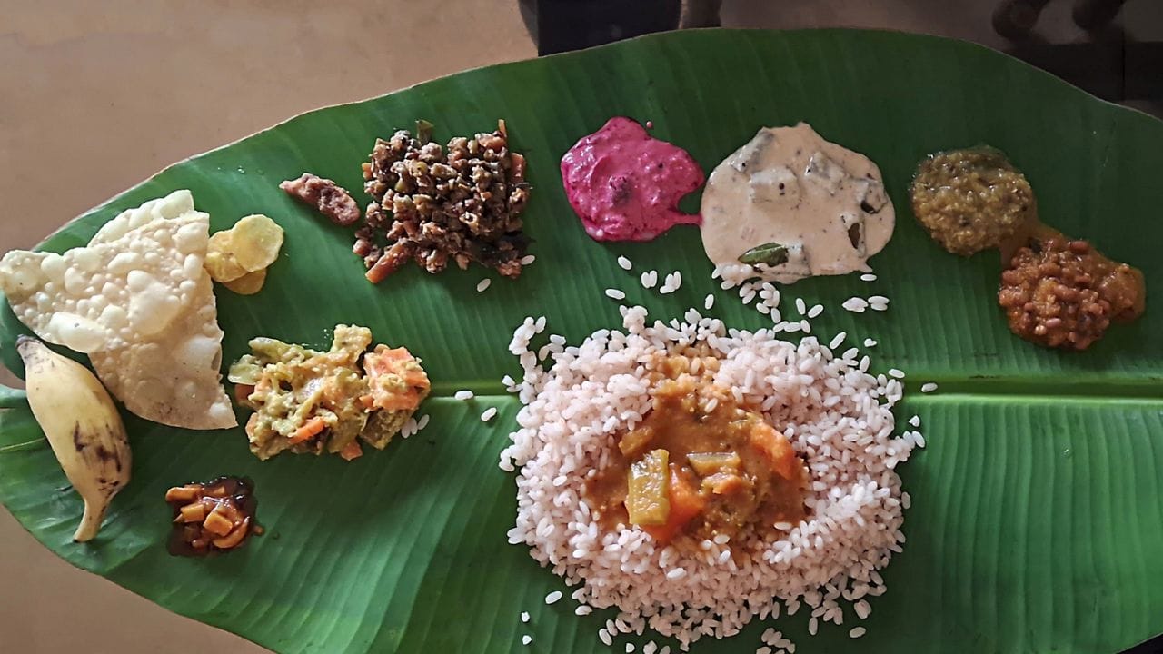 സദ്യയില്ലാതെ എന്ത് ഓണാഘോഷം അല്ലേ? ഓണത്തിന്റെ പ്രധാന പരിപാടികളില് ഒന്നാണ് സദ്യയൊരുക്കല്. എല്ലാ വിഭവങ്ങളും ചേര്ത്ത് നല്ലൊരു സദ്യ കഴിച്ചാല് മാത്രമേ ഓണാഘോഷം സമ്പൂര്ണമാകുകയുള്ളൂ. എന്നാല് ഓണത്തിന് സദ്യയൊരുക്കുന്ന ജോലി എല്ലാവര്ക്കും പറഞ്ഞിട്ടുള്ളതാണോ? വീട്ടിലെ സ്ത്രീകള്ക്ക് മേലാണ് എപ്പോഴും സദ്യയുടെ ഭാരം ഉണ്ടായിരിക്കുക. എന്നാല് അങ്ങനെ സ്ത്രീകളെ ബുദ്ധിമുട്ടിച്ച് ആരും ഓണം ആഘോഷിക്കേണ്ട. (Image credit Source; Getty Images)