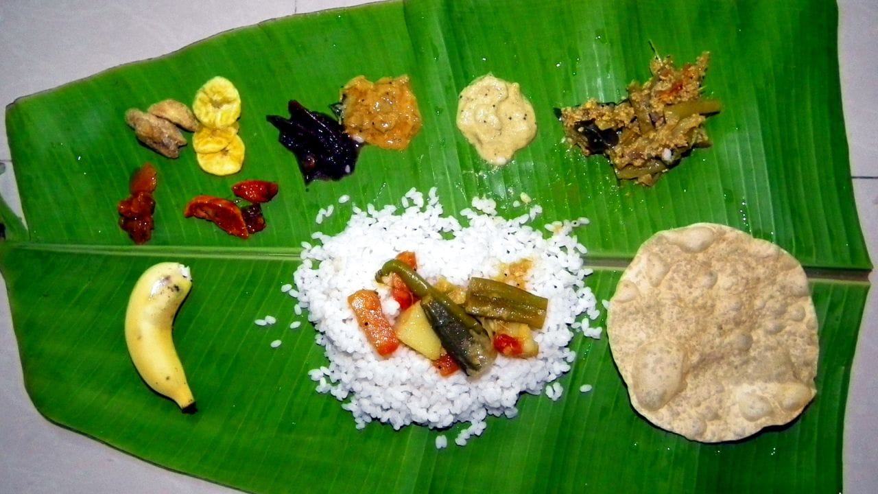 രുചി, സമയബന്ധിത വിതരണം, പാക്കിങ് നിലവാരം, ശുചിത്വം, വാഴയിലയുടെ വൃത്തി, കൃത്യമായ അളവ് എന്നിവയെല്ലാം കുടുംബശ്രീകള് ഉറപ്പുവരുത്തണം. ഹരിതചട്ടവും ഭക്ഷ്യസുരക്ഷ മാനദണ്ഡങ്ങളും കര്ശനമായി പാലിച്ച് മാത്രമേ ഭക്ഷണം വിതരണം ചെയ്യാവൂ. ഭക്ഷണത്തിന് കൃത്യമായ അളവ് ഉണ്ടായിരിക്കണമെന്നും നിബന്ധനയുണ്ട്. കുടുംബശ്രീ യൂണിറ്റ് കോര്ഡിനേറ്റര്മാര് മുഖേന സദ്യ ബുക്ക് ചെയ്യാവുന്നതാണ്.
