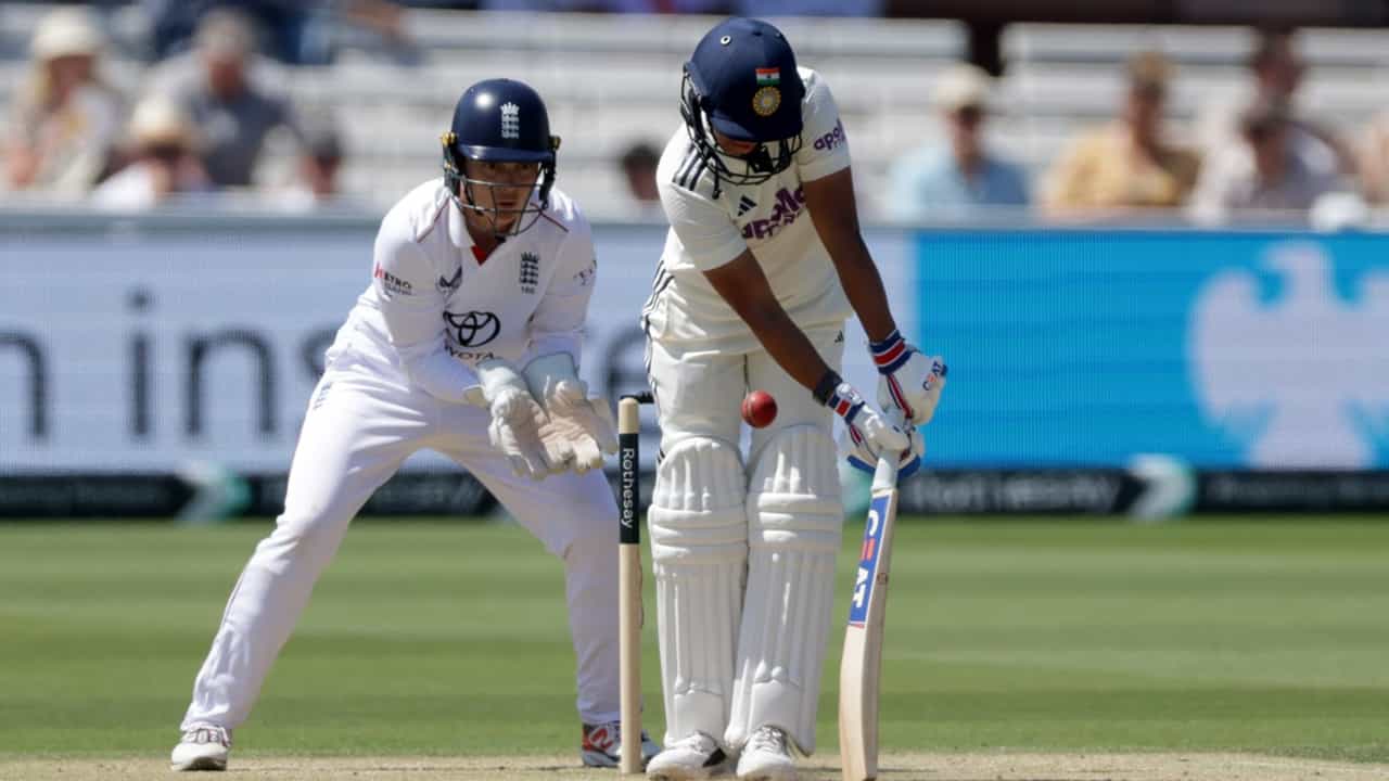 LBW in Cricket: ലെഗ് ബിഫോർ വിക്കറ്റ് എങ്ങനെയാണ് കണക്കാക്കുന്നത്? അമ്പയര്മാര് എല്ബിഡബ്ല്യു കണ്ടെത്തുന്ന രീതി LBW in Cricket: ലെഗ് ബിഫോർ വിക്കറ്റ് എങ്ങനെയാണ് കണക്കാക്കുന്നത്? അമ്പയര്മാര് എല്ബിഡബ്ല്യു കണ്ടെത്തുന്ന രീതി
