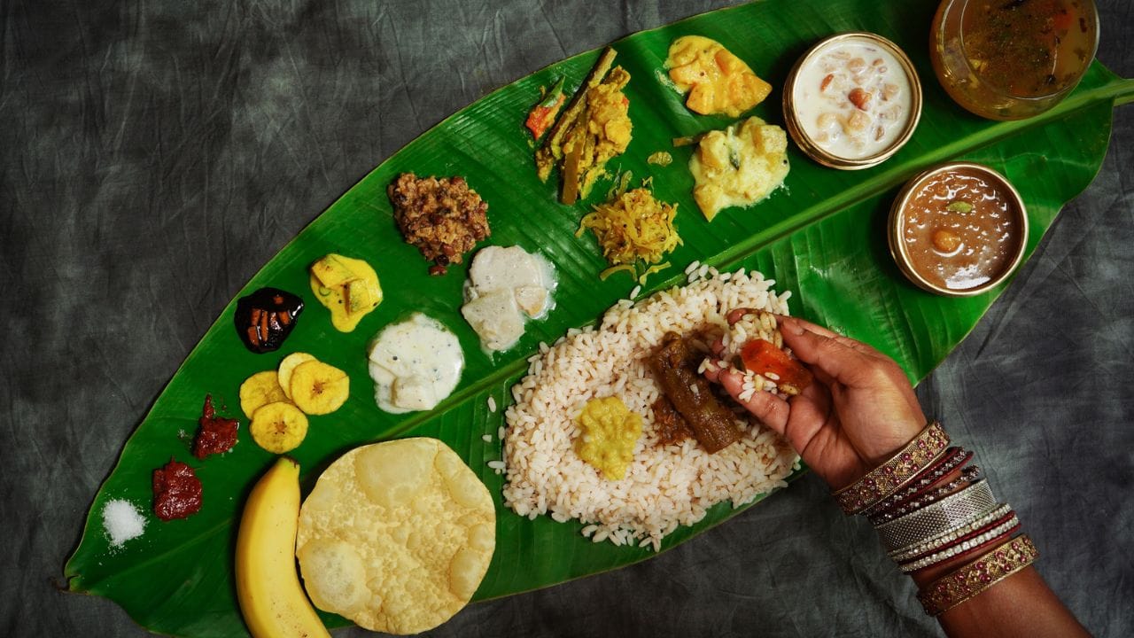 പായസം തയ്യാറാക്കുമ്പോൾ നെയ്യിൽ വറുത്തിടുന്നത് പരമാവധി കുറയ്ക്കുക. അണ്ടിപ്പരിപ്പും മുന്തിരിയും ഡ്രൈ റോസ്റ്റ് ചെയ്ത് ചേർത്താൽ നെയ്യിന്റെ ഉപയോഗം പൂർണ്ണമായി ഒഴിവാക്കാം. ഇത്തവണത്തെ ഓണത്തിന് വെളിച്ചെണ്ണയുടെ വിലവർദ്ധനവിനെ തടഞ്ഞുകൊണ്ട് ബജറ്റിലൊതുങ്ങുന്ന ഓണസദ്യ നമുക്ക് തയ്യാറാക്കാം.