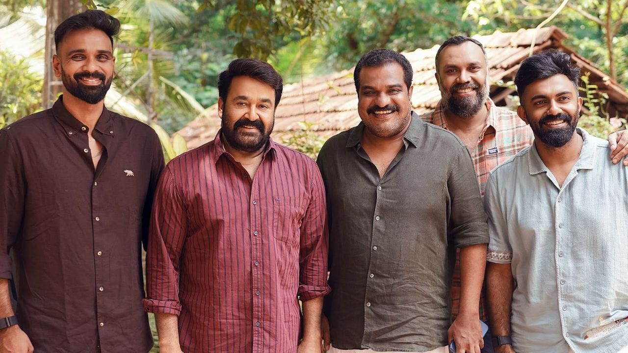 ദിലീഷ് പോത്തനും മോഹൻലാലും ഒന്നിക്കുന്നു എന്ന വാർത്ത വലിയ ആവേശത്തോടെയാണ് മലയാളം  ഇൻഡസ്ട്രി  സ്വീകരിച്ചത്.    വളരെ റിയലിസ്റ്റിക് ആയി കഥ അവതരിപ്പിക്കുന്ന സംവിധായകനും  ഏതു റോളും അതിനേക്കാൾ റിയലിസ്റ്റിക് ആയി അവതരിപ്പിക്കുന്ന ദിലീഷ് പോത്തനും ഒന്നിക്കുന്നത്  ഏറെക്കാലമായുള്ള പ്രേക്ഷകരുടെ സ്വപ്നമാണ്.  നെടുങ്കണ്ടം മിറാക്കിൾ എന്നാണ്  സിനിമയ്ക്ക് പേര് നൽകിയിരിക്കുന്നത്. ജൂലൈ ആദ്യവാരത്തിലാണ് ഇത് സംബന്ധിച്ച് അപ്ഡേറ്റ് പുറത്തുവന്നത്.