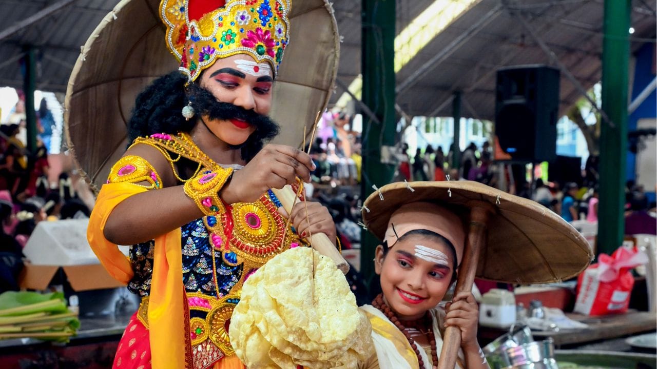 ഓരോ മലയാളികളുടെയും വീടിൻ്റെ പടിവാതിൽക്കൽ എത്തിനിൽക്കുകയാണ് ഓണം. നാടും നഗരവും എല്ലാം ഒരുപോലെ ഓണത്തെ വരവേൽക്കാൻ ഒരുങ്ങി കഴിഞ്ഞു. കടകമ്പോളങ്ങളിൽ എല്ലാം പുത്തൻ വസ്ത്രങ്ങളും സാധനസാമഗ്രികളും വാങ്ങാനുള്ള ആളുകളുടെ വൻ തിരക്കാണ്. ഓണത്തിന്റെ ഏഴാം നാൾ വരുന്നത് മൂലം നക്ഷത്രത്തിലാണ്. ഈ വർഷത്തെ മൂലം നക്ഷത്രദിവസം 2026 ഓഗസ്റ്റ് 23ാം തീയതിയാണ്. മൂലം നാൾ മുതലാണ് ഓണത്തിന്റെ ഭാഗമായുള്ള വിവിധ ആഘോഷങ്ങൾക്ക് ആരംഭം കുറിക്കുന്നത്. (Image Credit Source: Getty Images)