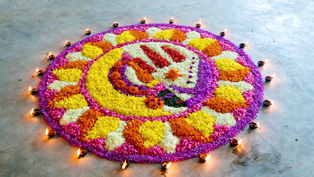 എല്ലാ ദിവസത്തെയും പോലെ മൂലം നാളിൽ ഒരുക്കുന്ന പൂക്കളത്തിനും പ്രത്യേകതകളുണ്ട്. ഓണത്തിന്റെ ഏഴാം നാളോടുകൂടി പൂക്കളത്തിന്റെ രൂപം ആകെ മാറുന്നു. അതായത് ഏഴാം നാൾ മുതൽ ഇടുന്ന പൂക്കളത്തിന്റെ ആകൃതി ചതുരാകൃതിയിൽ ആകും. ചിലയിടങ്ങളിൽ പൂക്കളത്തിന്റെ നാലുഭാഗത്തായും ഈർക്കിലിയിൽ പൂ കുത്തിവെച്ച് അലങ്കരിച്ച് അത് പൂക്കളത്തിന്റെ നാലു ഭാഗത്തായി വെക്കുന്നു. മാത്രമല്ല ഓണത്തിന്റെ ഏഴാം നാൾ മുതൽ പൂക്കളത്തിന് ഏത് ആകൃതി വേണമെങ്കിലും നൽകാം എന്നതും മറ്റൊരു സവിശേഷതയാണ്.