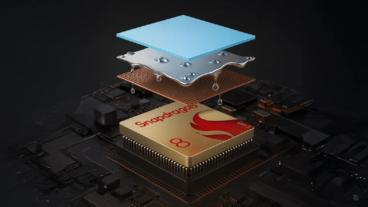 ഒക്ട കോർ സ്നാപ്ഡ്രാഗൺ 8 ജെൻ 5 3nm പ്രോസസർ, 5200mAh ബാറ്ററി (90W ടർബോപവർ ഫാസ്റ്റ് ചാർജിംഗ്, 50W ടർബോപവർ വയർലെസ് ചാർജിംഗ്, 10W വയർലെസ് റിവേഴ്സ് ചാർജിംഗ് പിന്തുണ), 6.8- ഇഞ്ച് 165Hz LPTO എക്സ്ട്രീം AMOLED ഡിസ്പ്ലേ, കോർണിംഗ് ഗൊറില്ല ഗ്ലാസ് വിക്ടസ് 2 പ്രൊട്ടക്ഷൻ, അഡ്രിനോ 840 GPU, IP68+IP69 റേറ്റിങ്, 5G തുടങ്ങി നിരവധി ഫീച്ചറുകൾ ഇതിലുണ്ട്.