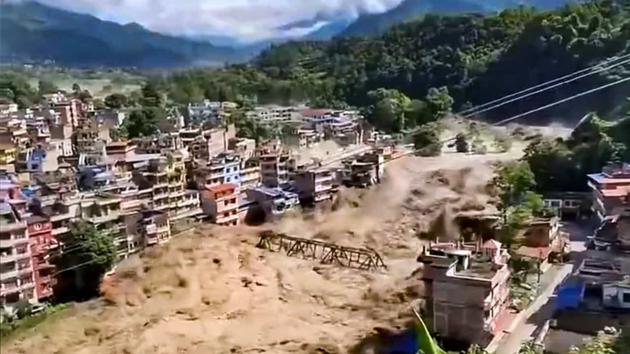 Nepal Flash Flood: നേപ്പാളിൽ മിന്നൽ പ്രളയം; ഗ്രാമങ്ങൾ ഒലിച്ചുപോയി, 105 ഇന്ത്യക്കാർ ഉൾപ്പെടെ നിരവധിപേരെ കാണാനില്ല