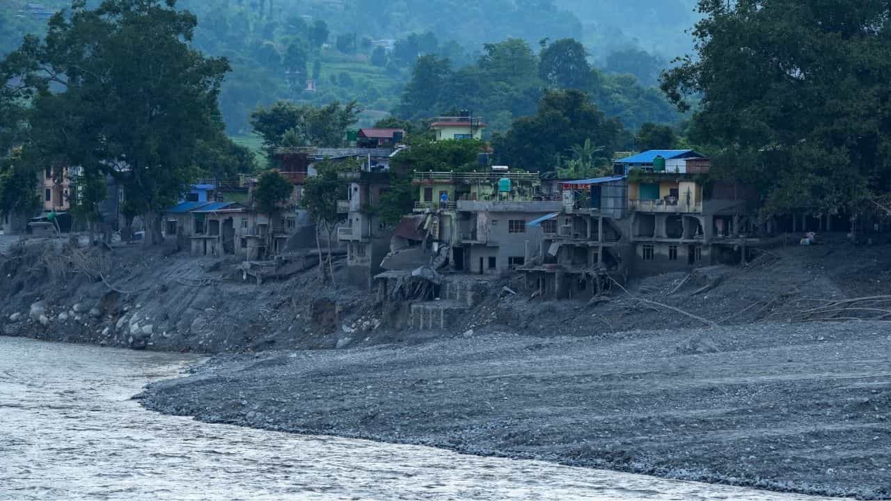 Nepal Flood: നേപ്പാളിൽ കുടുങ്ങിയ 16 മലയാളികൾ നാട്ടിലെത്തി; സഹായവുമായി വ്യോമസേനയുടെ നാലാമത്തെ വിമാനവും എത്തി Nepal Flood: നേപ്പാളിൽ കുടുങ്ങിയ 16 മലയാളികൾ നാട്ടിലെത്തി; സഹായവുമായി വ്യോമസേനയുടെ നാലാമത്തെ വിമാനവും എത്തി