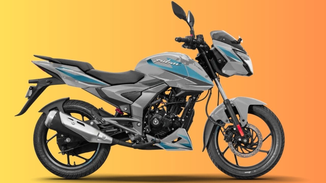 പൾസർ 125 2026 വിവിധ വകഭേദങ്ങളിൽ ലഭ്യമാണ്. ബേസ് മോഡലിന് 92,990 രൂപയാണ് എക്സ്-ഷോറൂം വില ആരംഭിക്കുന്നത്. 99,291 രൂപ വിലയുള്ള സ്റ്റാൻഡേർഡ് സിംഗിൾ സീറ്റ്, 1,00,288 രൂപ വിലയുള്ള സ്റ്റാൻഡേർഡ് സ്പ്ലിറ്റ് സീറ്റ്, പുതുതായി അവതരിപ്പിച്ച 1,04,318 രൂപ വിലയുള്ള പ്രീമിയം സ്പ്ലിറ്റ് സീറ്റ് വകഭേദം എന്നിവ പുതിയ വാഹന നിരയിൽ ഉൾപ്പെടുന്നു. ( Image Credit Source Bajaj Website )