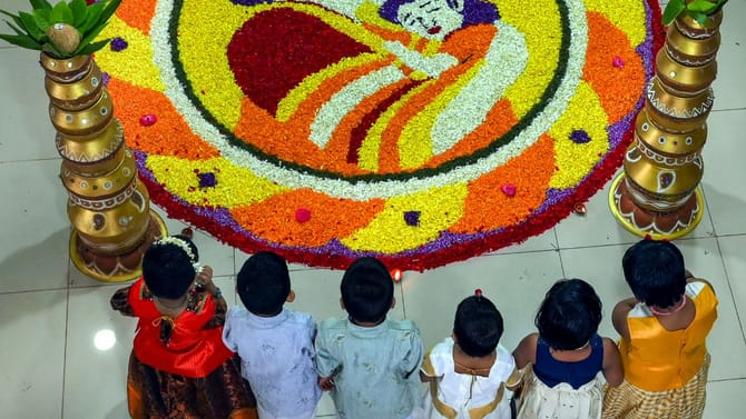 പൊന്നോണപ്പുലരിയിൽ ഉണർന്ന് കേരളം; നാടെങ്ങും തിരുവോണ ലഹരിയിൽ