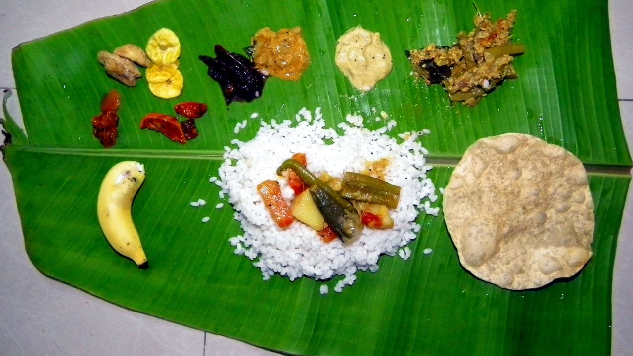 വിലക്കയറ്റം നിയന്ത്രിച്ച് പൊതുജനങ്ങള്‍ക്ക് മിതമായ നിരക്കില്‍ അവശ്യസാധനങ്ങള്‍ നല്‍കാനായുള്ള സപ്ലൈകോയുടെ ഓണം ഫെയറുകള്‍ ഓഗസ്റ്റ് എട്ടിന് ആരംഭിക്കും. തിരുവനന്തപുരം, എറണാകുളം, കോഴിക്കോട് ജില്ലകളിലാണ് ഓണം മെഗാ ട്രേഡ് ഫെയറുകള്‍ സംഘടിപ്പിക്കുന്നത്. ഇതിന് പുറമെ 11 ജില്ലകളില്‍ ഓഗസ്റ്റ് 16 മുതല്‍ 25 വരെ ജില്ല ഫെയറുകളും 126 നിയമസഭ മണ്ഡലങ്ങളില്‍ ഓണം മാര്‍ക്കറ്റുകളും നടക്കും. 

