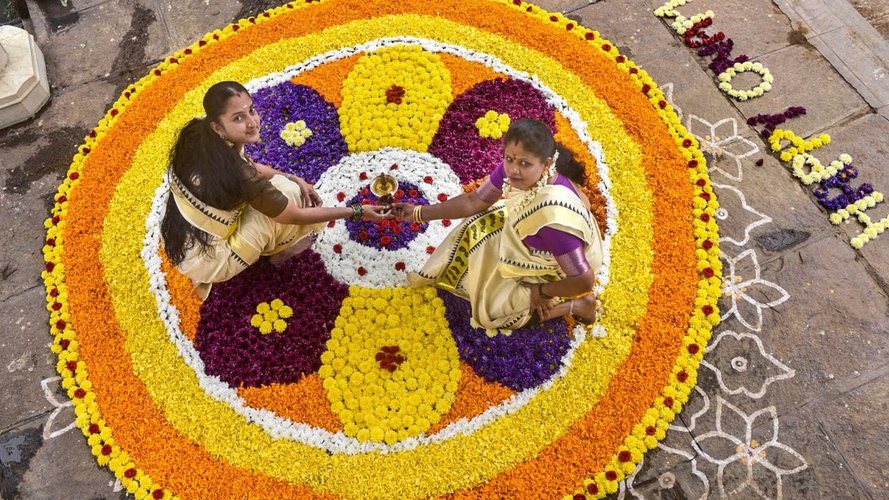 അത്തം കിറ്റില്‍ 21 ഇനങ്ങളും, ഉത്രാടം കിറ്റില്‍ 25 ഇനങ്ങളും, തിരുവോണം കിറ്റില്‍ 30 ഇനങ്ങളുമാണുള്ളത്. ഓണക്കിറ്റുകള്‍ക്ക് പുറമെ ഒട്ടനവധി സമ്മാനങ്ങളും ബോണസുകളും നല്‍കാന്‍ സപ്ലൈകോ ലക്ഷ്യമിടുന്നുണ്ട്. ഗിഫ്റ്റ് കൂപ്പണുകളും സപ്ലൈകോ ഉപഭോക്താക്കളിലേക്ക് എത്തിക്കും. ഓണച്ചന്തയും സപ്ലൈകോയുടെ നേതൃത്വത്തില്‍ നടക്കുന്നതാണ്. 

