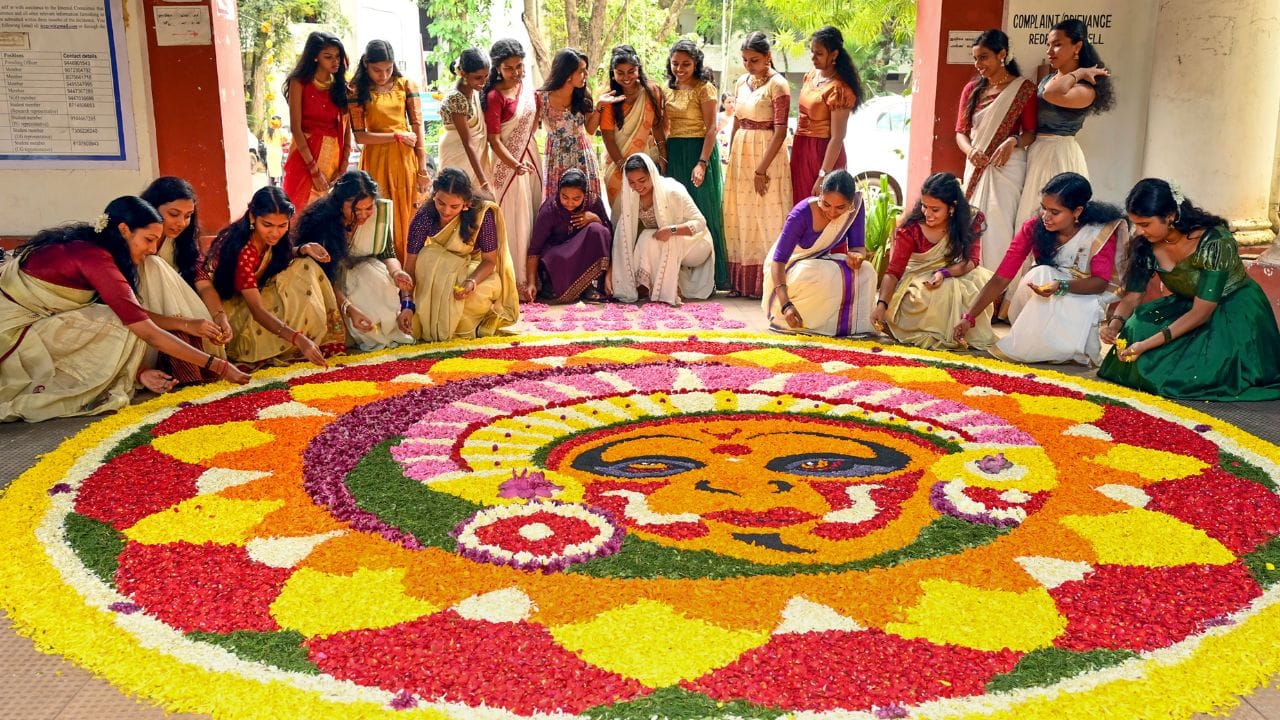 ഓണം ആഘോഷമാക്കാന്‍ സപ്ലൈകോ റെഡി, ഓണാഘോഷത്തിന് മാറ്റുകൂട്ടാന്‍ മൂന്ന് കിറ്റുകളാണ് സപ്ലൈകോ ഉപഭോക്താക്കളിലേക്ക് എത്തിക്കുന്നത്. അത്തം കിറ്റ്, ഉത്രാടം കിറ്റ്, തിരുവോണം കിറ്റ് എന്നീ പേരുകളില്‍ വരുന്ന കിറ്റുകള്‍ സപ്ലൈകോ പുറത്തിറക്കി. വലിയ പണച്ചെലവില്ലാതെ ഓണം ആഘോഷിക്കാന്‍ മലയാളികളെ സഹായിക്കുകയാണ് കിറ്റ് വഴി സംസ്ഥാന ഭക്ഷ്യവകുപ്പ് ലക്ഷ്യമിടുന്നത്. കിറ്റുകള്‍ക്ക് പുറമെ ഒട്ടേറെ ഓഫറുകളും സപ്ലൈകോ നല്‍കുന്നുണ്ട്. (Image Credit Source: Getty and PTI)