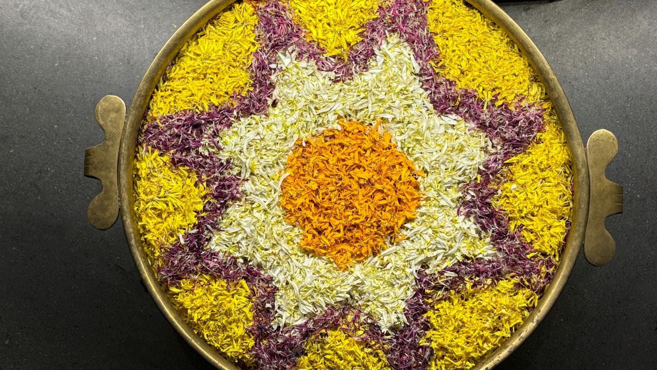 പഴമയുടെ ഓർമ്മകളും നാട്ടുനന്മകളും ഒരിക്കൽ കൂടി നമ്മിലേക്ക് എത്തുന്ന കാലം കൂടിയാണിത്. ആ പഴയകാല ഓർമ്മകളെ നെഞ്ചിലേറ്റി പുതിയ തലമുറയ്ക്കും ഈ ആഘോഷം പകർന്നുകൊടുക്കേണ്ടതുണ്ട്. "പഴമയുടെ ഓർമ്മകൾ ഉണർത്തി പൊന്നോണത്തെ വരവേൽക്കാനുള്ള ഒരുക്കങ്ങൾ സജീവമാകുന്ന വിശാഖം ദിനത്തിൽ ഏവർക്കും ഐശ്വര്യവും സമൃദ്ധിയും നേരുന്നു" എന്ന സന്ദേശം അയച്ച് ഓർമ്മകളെ കൂടുതൽ മധുരതരമാക്കാം.