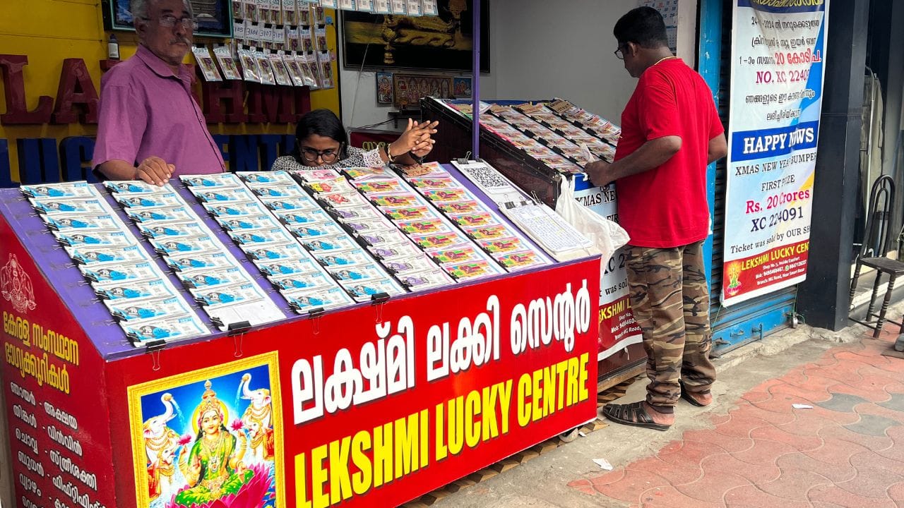 ദേ ഓണം ബമ്പര്‍ ഭാഗ്യക്കുറിയുടെ നറുക്കെടുപ്പിന് ഇനി അധികദിനങ്ങള്‍ ബാക്കിയില്ല. ദിവസങ്ങള്‍ക്കുള്ളില്‍ ബമ്പര്‍ നറുക്കെടുക്കും. വലിയ സമ്മാനത്തുകയുമായി വിപണിയിലെത്തിയ ബമ്പര്‍ സെപ്റ്റംബര്‍ മാസത്തിലാണ് നറുക്കെടുക്കുന്നത്. ഓണാഘോഷങ്ങള്‍ കഴിഞ്ഞ ദിവസങ്ങള്‍ക്കുള്ളിലാണ് വിജയിയെ പ്രഖ്യാപിക്കുന്നത്. നിങ്ങള്‍ ഇനിയും ലോട്ടറി ടിക്കറ്റ് എടുത്തിട്ടില്ലെങ്കില്‍ ഉടന്‍ തന്നെ അവസരം പ്രയോജനപ്പെടുത്തേണ്ടതാണ്. (Image Credit Source: Getty Images)