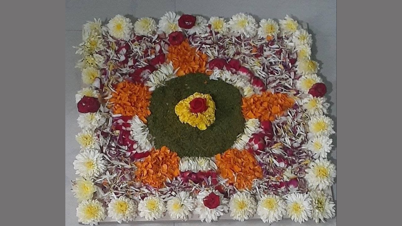 ഓരോ ദിവസം കഴിയുന്തോറും പൂക്കളുടെയും വട്ടത്തിന്റെയും വലിപ്പം കൂടുന്നുണ്ടെങ്കിൽ ഏഴാം നാൾ മൂലം നാളിൽ എത്തുമ്പോഴേക്കും ആകൃതിയിലും മാറ്റം വരുന്നു. ചതുരാകൃതിയിലാണ് മൂലം നാളിൽ പൂക്കളം ഒരുക്കേണ്ടത്. തൃക്കാക്കരയപ്പന് എഴുന്നള്ളിക്കാൻ വേണ്ടിയാണ് അത്തപ്പൂക്കളം വീടുകളിൽ ഒരുക്കുന്നത് എന്നാണ് വിശ്വാസം. 